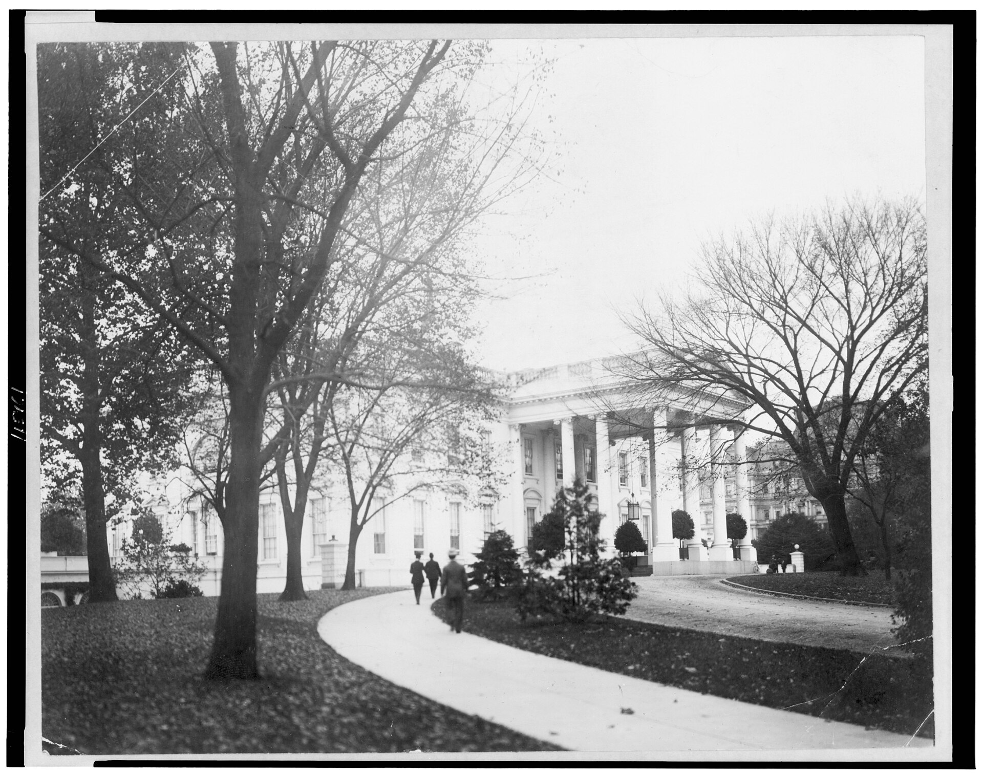 Title: Exterior of north portico of White House, Washington, D.C. Abstract/medium: 1 photographic print.